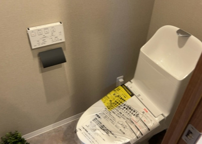 【トイレ】 | グランシティレイディアントアクアヴィータ | トイレは大きさや形、機能、抗菌性などが異なる多種多彩なタイプが各メーカーから出ています。それぞれに良さがあるため、事前にどういったタイプのトイレがいいのかをご家庭内で決めて、内見に行くといいでしょう。