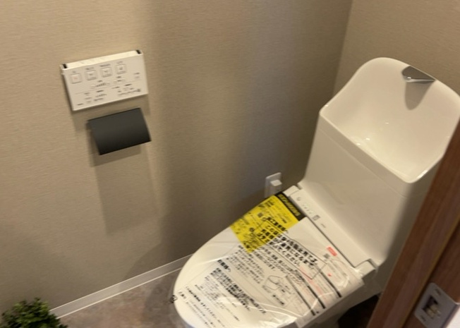 【トイレ】 | グランシティレイディアントアクアヴィータ | トイレは大きさや形、機能、抗菌性などが異なる多種多彩なタイプが各メーカーから出ています。それぞれに良さがあるため、事前にどういったタイプのトイレがいいのかをご家庭内で決めて、内見に行くといいでしょう。