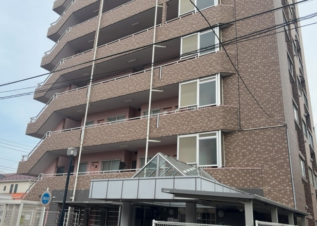 【外観】 | ロアーブル・サン南橋本 | 外観はマンション管理がされているかの目安になります。築年数が古いと、壁面は劣化してひび割れが生じることも！建物が古びていても細かいところが修繕されていると、きちんと管理されているなぁと感じるでしょう。