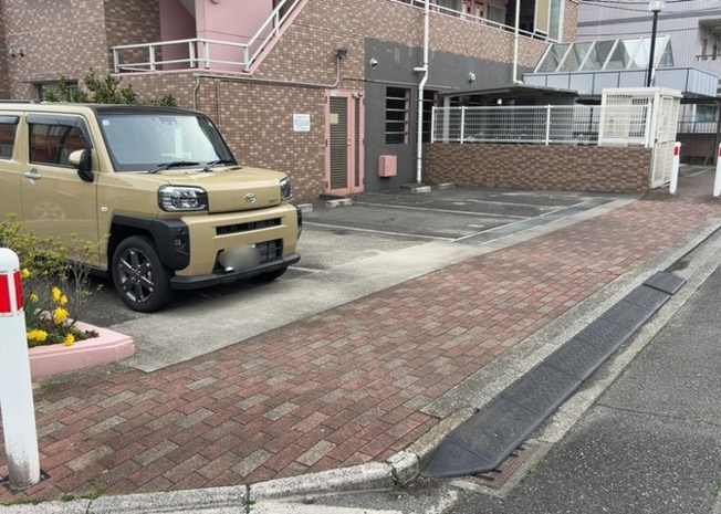 【駐車場】 | ロアーブル・サン南橋本 | 車一台あたりに必要なスペースは、標準サイズの普通自動車で横幅2m50cm、長さ5mは必要になります。ただし、乗降のことも考慮して横幅3m30cm、長さ5m50cmほどは確保できるところを選びましょう。
