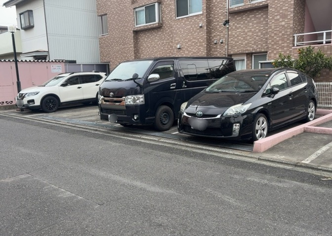 【駐車場】 | ロアーブル・サン南橋本 | 駐車場と明記されていても、最小スペースでつくられた駐車場だと大型車は駐車できなかったり、出入りしにくくなったりする可能性があります。お車のサイズと購入したい物件の駐車場のサイズを現地で確認しましょう。
