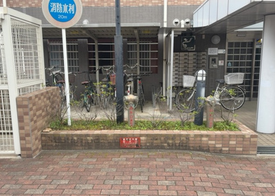 【中庭】 | ロアーブル・サン南橋本 | 中庭（パティオ）とは、一つの建築物の内部に設けられた、壁などで囲われている庭のことを指します。コの字型、ロの字型が主流ですが、L字型の中庭もあります。最近では、インテリア性の高さからも人気があります。