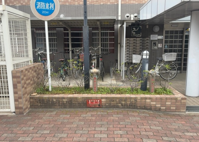 【中庭】 | ロアーブル・サン南橋本 | 中庭（パティオ）とは、一つの建築物の内部に設けられた、壁などで囲われている庭のことを指します。コの字型、ロの字型が主流ですが、L字型の中庭もあります。最近では、インテリア性の高さからも人気があります。