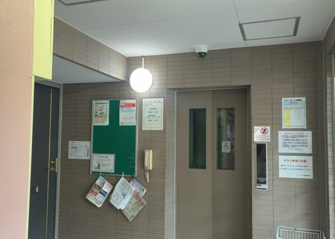 【受付】 | ロアーブル・サン南橋本 | 受付はマンションコンシェルジュがいる場合もあれば、管理人が滞在する小部屋を総称して呼ぶことがあります。主にエントランスに設置されていることから、防犯面でも期待ができます。防犯設備がない場合はより安心！
