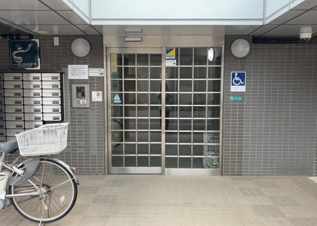 【ロビー】 | ロアーブル・サン南橋本 | ラウンジは、マンションの共用スペースに椅子やテーブルなどを配置した利用者が寛げる空間です。屋内型ラウンジと屋外型ラウンジがあります。共用部分の管理状況と合わせて、詳細については現地でご確認ください。
