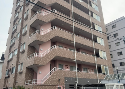 【構造・工法・仕様】 | ロアーブル・サン南橋本 | ＲＣ造、Reinforced Concreteは直訳すると補強されたコンクリートです。主に柱や梁・床・壁が鉄筋とコンクリートで構成おり、鉄筋を組んだ型枠にコンクリートを流し込んで固めたものを指します。