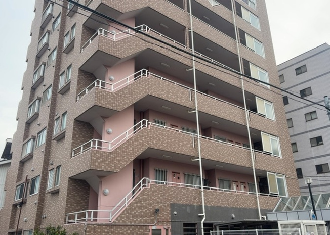 【構造・工法・仕様】 | ロアーブル・サン南橋本 | ＲＣ造、Reinforced Concreteは直訳すると補強されたコンクリートです。主に柱や梁・床・壁が鉄筋とコンクリートで構成おり、鉄筋を組んだ型枠にコンクリートを流し込んで固めたものを指します。