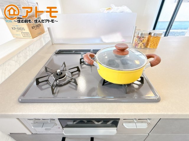 【設備】 | 駿東郡長泉町竹原1期　新築一戸建て　全1棟 | ３口コンロは使い勝手がよくお料理も楽しくなりそうです♪