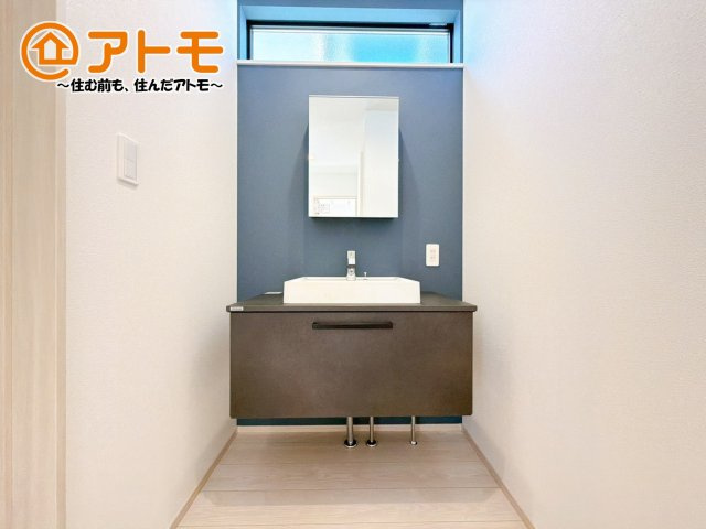 【独立洗面台】 | 駿東郡長泉町竹原1期　新築一戸建て　全1棟 | 洗面所って朝に混み合いませんか？広々とした脱衣所、独立洗面台で朝の時間を少しお手伝い♪