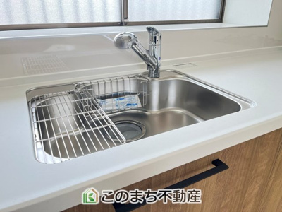 【キッチン】 | KEM小山市羽川1期 | 三ツ口コンロ採用で、同時調理もスムーズ◎！お料理を並べられるカウンター付きで、配膳・片付けをサポート！リビングで過ごすご家族とコミュニケーションを楽しみながら作業可能です♪
