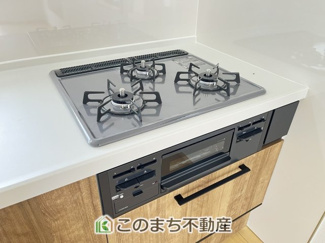 【キッチン】 | KEM小山市羽川1期 | お手入れ簡単！スッキリとしていながら機能的な換気扇が標準で備わっています！
