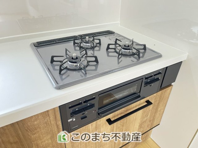 【キッチン】 | KEM小山市羽川1期 | お手入れ簡単！スッキリとしていながら機能的な換気扇が標準で備わっています！
