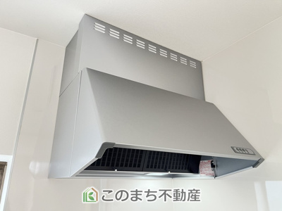 【キッチン】 | KEM小山市羽川1期 | お手入れ簡単！スッキリとしていながら機能的な換気扇が標準で備わっています！
