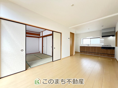 【居間・リビング】 | KEM小山市羽川1期 | ナチュラルな色調で、窓を多く配置し光を取り込む明るいリビングは家族だんらんの空間です♪
