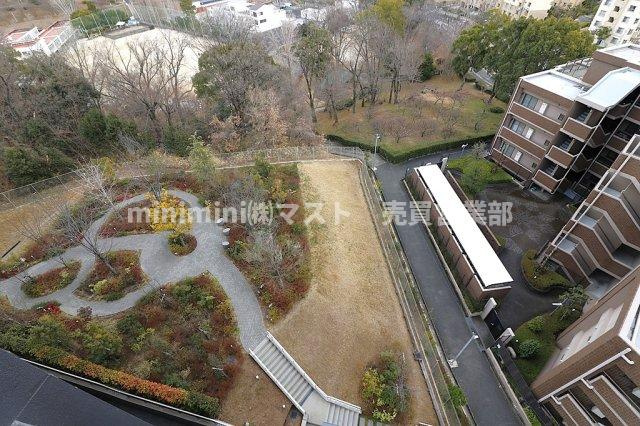 レーベン千里青山台の庭