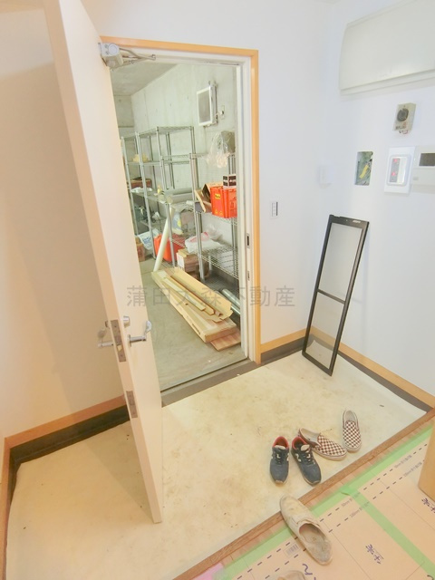 山王3丁目38戸建ての駐車場|1Fホールからガレージの連絡口