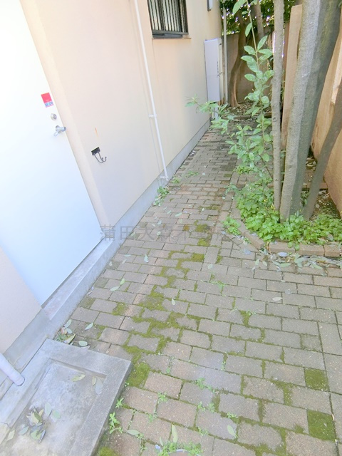 山王3丁目38戸建ての庭|1Fガレージ東側