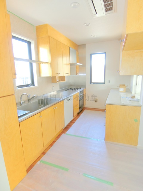 山王3丁目38戸建てのキッチン|3口ガスコンロ、グリル、オーブン、食洗器、カウンター付きの広々キッチン