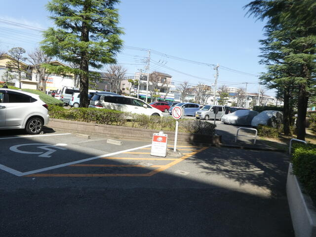 ファミール南常盤平の駐車場