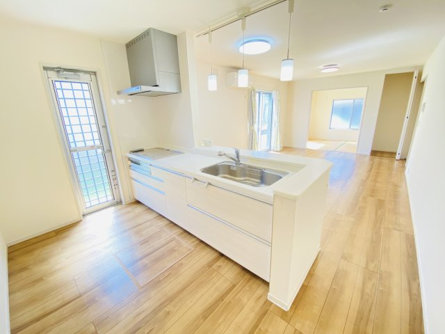 渋川市中郷　中古一戸建て住宅のキッチン|間口2550ｍｍで作業スペースも広々！換気扇も汚れが付きにくくお掃除がし易い設計です。									
