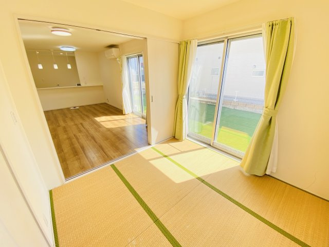 渋川市中郷　中古一戸建て住宅の和室|リビング隣の和室はお子様の遊び部屋としてもちょうどいいですね♪
