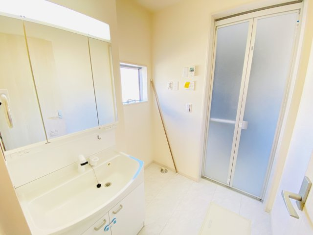 渋川市中郷　中古一戸建て住宅のその他|シャワー付きの洗面台は忙しい朝でも身支度を整えるのにとても便利◎							
