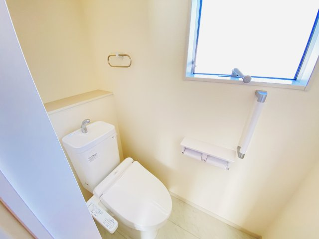 渋川市中郷　中古一戸建て住宅のトイレ|節水タイプのウォシュレット付きトイレ、水道料節約に一役買います！							
