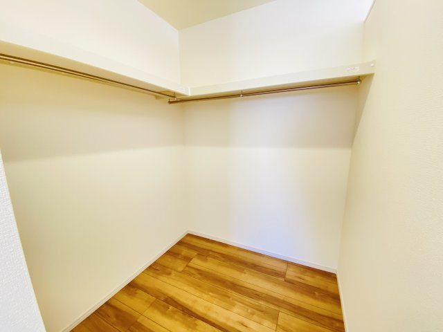 渋川市中郷　中古一戸建て住宅のその他|主寝室の大型のウォークインクローゼットは収納ラクラク、お部屋スッキリ♪							
