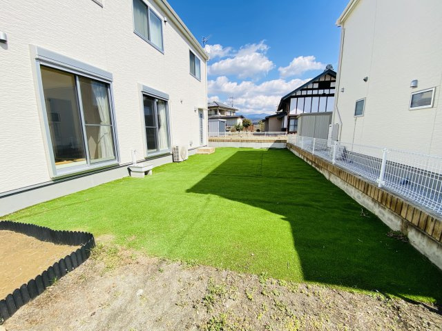 渋川市中郷　中古一戸建て住宅の庭|人工芝付き！