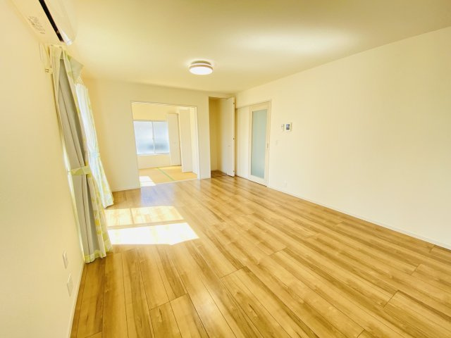 渋川市中郷　中古一戸建て住宅の居間・リビング|17帖のリビングは広々です！
