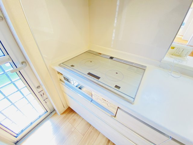 渋川市中郷　中古一戸建て住宅のキッチン|ＩＨクッキングヒーター！