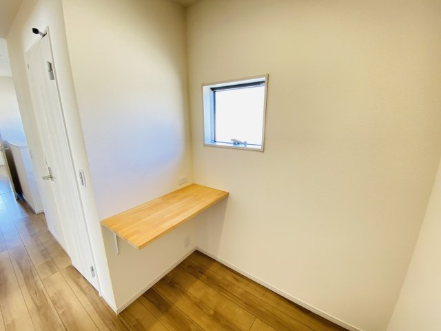 渋川市中郷　中古一戸建て住宅のその他|２Fホールには家事室も完備！