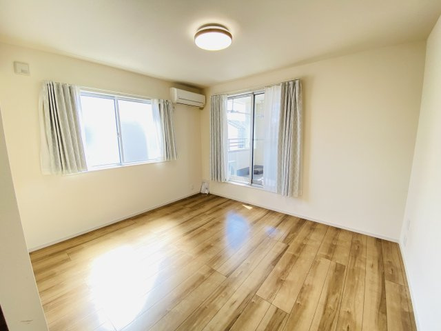 渋川市中郷　中古一戸建て住宅の洋室|二面採光で明るく風通しの良い2階洋室♪	
