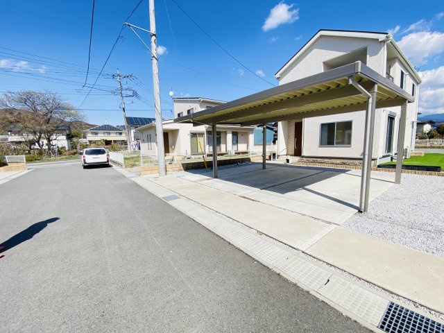 渋川市中郷　中古一戸建て住宅の周辺|現地写真　西側接道幅員約6.0ｍ	