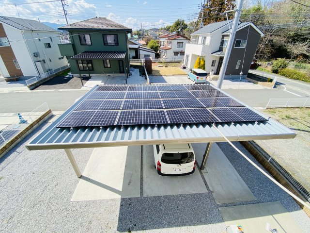 渋川市中郷　中古一戸建て住宅の駐車場|カーポートの上には太陽光パネル5.36ｋＷ搭載！