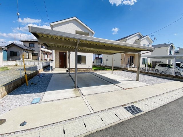 渋川市中郷　中古一戸建て住宅の駐車場|カーポート付き！駐車スペースは並列3台分可能です！					
