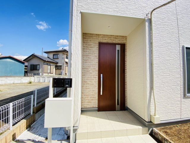 渋川市中郷　中古一戸建て住宅の玄関|TVモニター付きドアホンでセキュリティも安心です！
