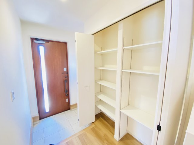 渋川市中郷　中古一戸建て住宅の収納|３０足以上収納できる下駄箱、狭い玄関もスッキリ使用できます。							
