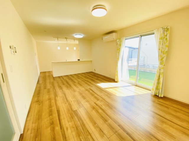 渋川市中郷　中古一戸建て住宅の洋室|家族の会話が弾む対面キッチン。お子様の様子も確認できて安心ですね。							
