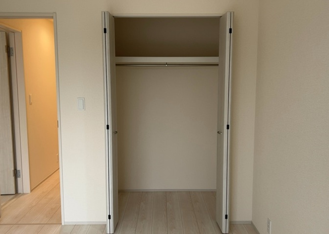 【収納】 | デザイン性を重視しすぎて収納が少なかった！なんてことにならないため、事前に現地で収納の数を確認しておくことをお勧めします。クローゼット以外にも床下収納や屋根裏収納、パントリーなどもチェックしましょう。
