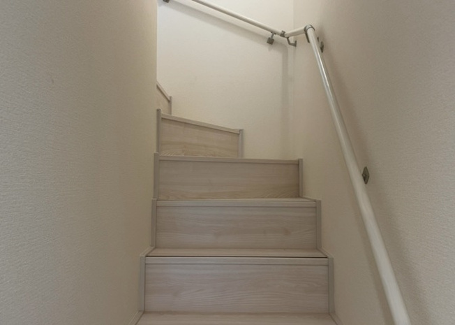 【内装】 | 建物の上下階の通路である階段は、その位置によって動線や室内の印象が大きく左右されます。手摺にも重要な役割があり、転倒の防止・歩行や動作を円滑にして日常生活を支えることを主な目的として設置されています。