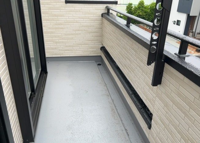 【バルコニー】 | バルコニーは、室外の専用スペースのうち、「屋根がなく開放された空間」であるものを指します。ベランダより広いタイプのものが多く、日当たりもよいため家庭菜園などを楽しみたい人にとって適した環境となります。