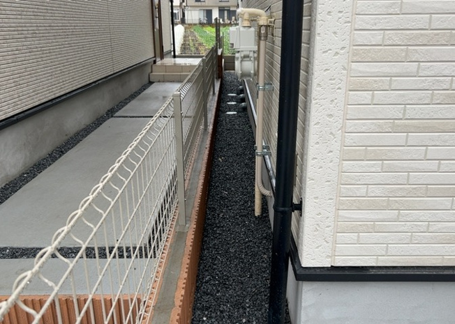 【庭】 | 庭があることでガーデニングや家庭菜園はもちろん、こどもの遊び場やペットを放して遊ぶことができます。また、家の周囲に余裕があるということです。隣地との間があれば、十分な日当たりと、風通しが確保できます。