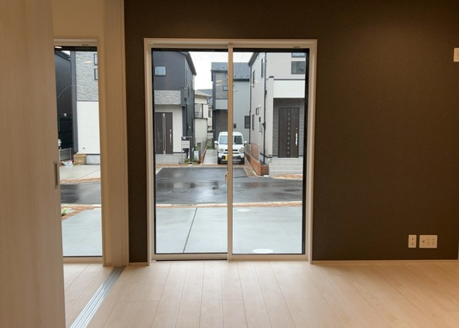 【内装】 | サッシとは、ガラス窓に使用される金属製の窓枠のことです。一般的に住宅建築では、金属製建具工事の段階で備え付けるもので、ガラス類や玄関、バスルームのスチール製のドアなどと同じタイミングで工事を行います。