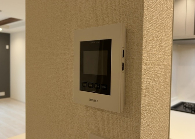 【セキュリティ】 | モニターで来訪者を確認して、目的が分からない場合はインターホンを通じて室内から会話することができます。怪しいと感じた場合はインターホン越しにお帰りいただくことができるので、直接会うことがなく安全です。