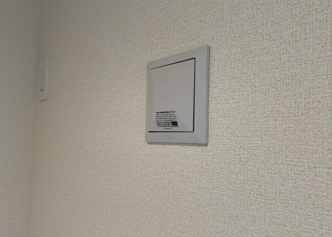 【冷暖房・空調設備】 | 1日中建物内の換気が行われるように設計された仕組みです。気密性の高い住宅は、家に籠った空気でシックハウス症候群になる可能性がありますが、24時間換気システムであれば計画的な換気で対策が可能です。