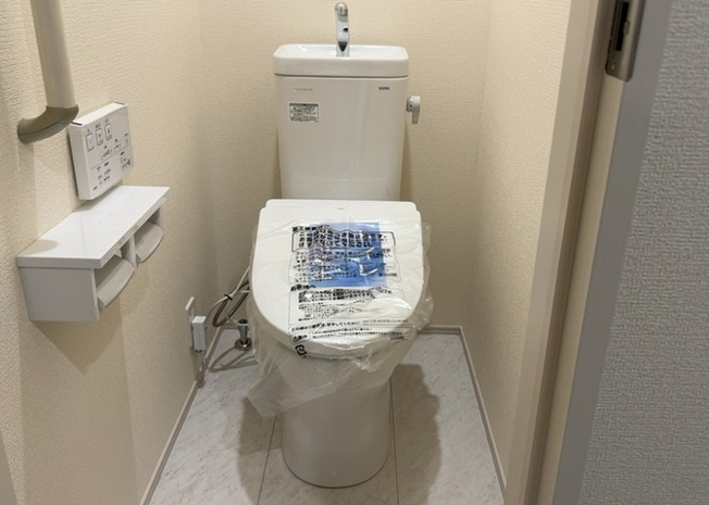 【トイレ】 | トイレは大きさや形、機能、抗菌性などが異なる多種多彩なタイプが各メーカーから出ています。それぞれに良さがあるため、事前にどういったタイプのトイレがいいのかをご家庭内で決めて、内見に行くといいでしょう。