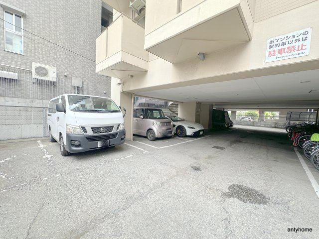 シャンテジョイフル　仲介手数料無料の駐車場