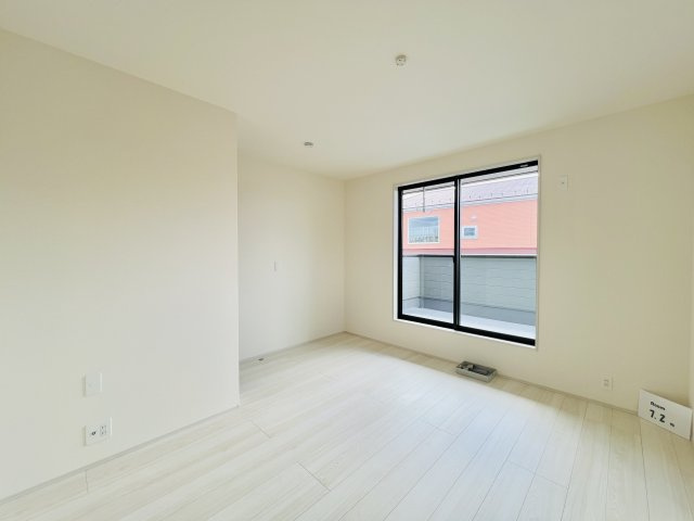 高崎新町の洋室|WIC付きの主寝室は、7.2帖で大きいベッドを設置してもゆとりのある空間♪