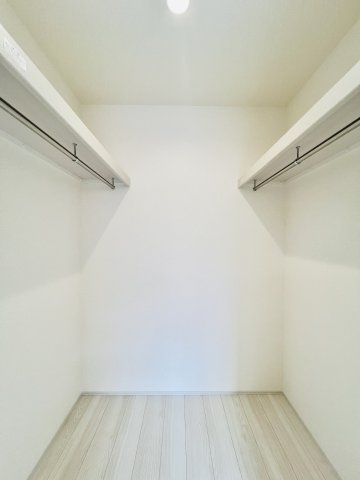 高崎新町の収納|高さのある物もたっぷり収納可能なウォークインクローゼット♪